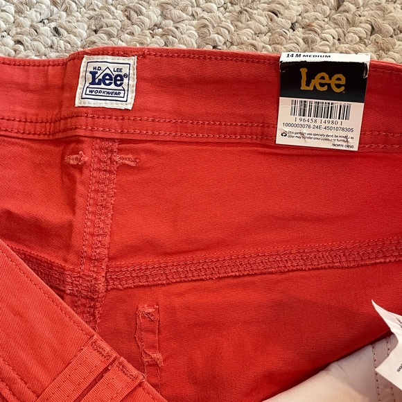NWT Lee Women’s cargo shorts 14 Poppy red - Picture 4 of 5